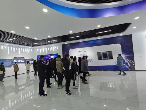 新村银杏产业开发区组织务工人员赴郯城高科技电子产业园考察电子商务平台建设